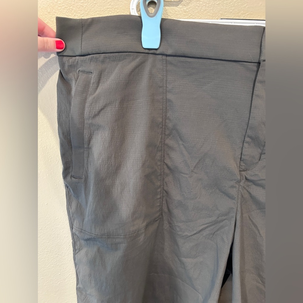NWT Athleta Trekkie Bermuda 2.0 in MTOL Mountain Olive Green Size 26 NEW #596504 - Picture 4 of 9